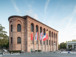 Die sogenannte Basilika - der Thronsaal Kaiser Konstantins - ist der größte Einzelraum, der aus der Antike überlebt hat. Die Römer wollten durch die Architektur Größe und Macht des Kaisers ausdrücken, was Ihnen hier besonders eindrucksvoll gelang: die riesige Halle ist so groß, daß ein 7-Sekunden-Nachhall auf die große Orgel antwortet!Die Ausmaße der Basilika verblüffen selbst im 21. Jahrhundert noch: Die "Aula Palatina" ist 27,2 m breit, 33 m hoch und 67 m lang - mit einer vorgelagerten Eingangshalle sogar 75 m! 
