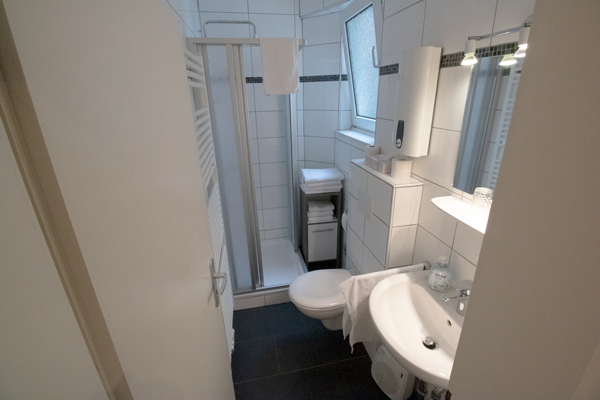 1. Etage Bad, neues Tageslichtbad mit Dusche, Waschbecken und WC