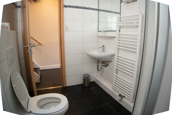 2. Etage Bad, neues Tageslichtbad mit Dusche, Waschbecken und WC