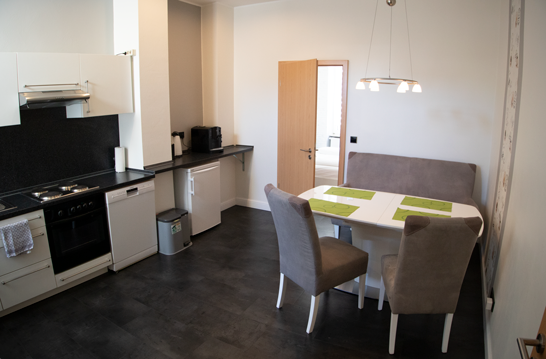 2. Etage Küche, seit 2019 Vinyl Boden Tarkett Starfloor Click 55, Wände, Decke und Beleuchtung neu gestaltet | Set One Sitzsofa, Stühle und Esstisch