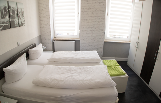 2. Etage Schlafzimmer, Hochwertige Hotelmatratze Höhe 22 cm | Matratzen-Topper WELLNESS Höhe 5 cm | Matratzenschutz CARE PLUS, optimaler Schutz und freies durchatmen garantiert der CARE PLUS antiallergener Matratzenhygienebezug, flüssigkeitsundurchlässig, atmungsaktiv, absolut pflegeleicht, milben-, vieren- und allergendicht