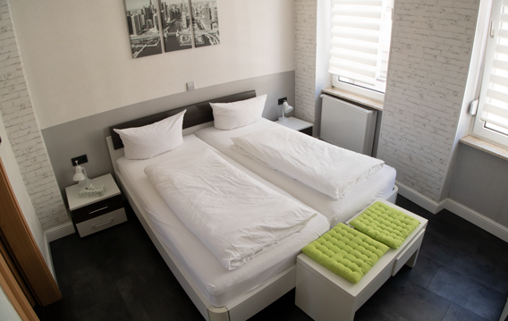 2. Etage Schlafzimmer, seit 2019 Vinyl Boden Tarkett Starfloor Click 55, Wände, Decke und Beleuchtung neu gestaltet