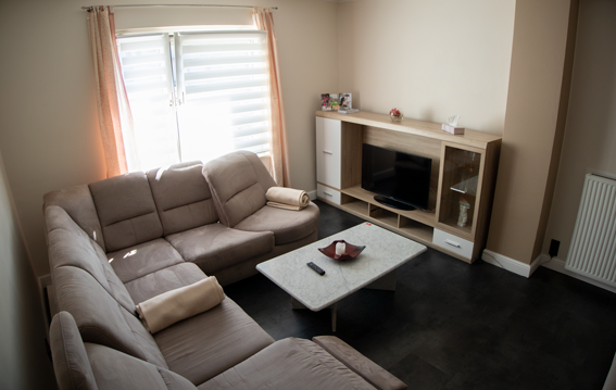2. Etage Wohnzimmer,  seit 2019 Vinyl Boden Tarkett Starfloor Click 55, Wände, Decke und Beleuchtung neu gestaltet | Polstergarnitur mit Relaxfunktion und Drehabschluss
