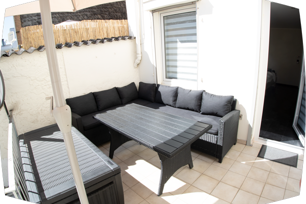 1. Etage Terrasse, NEU - Sitzgruppe mit Kissen, Kissenbox, Sitzunterlage, Sonnenschirm und 2 Liegen mit Stoffunterlagen