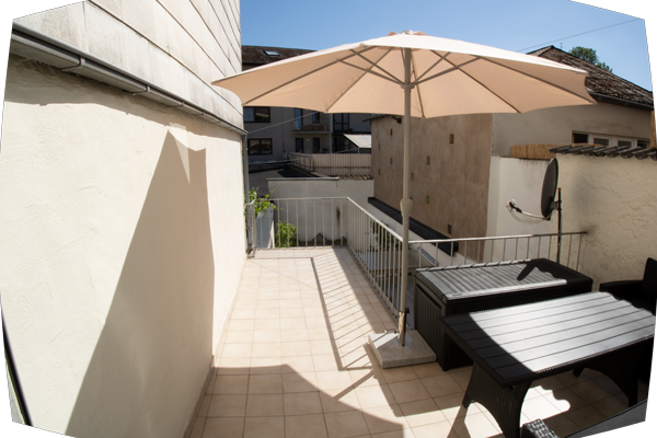 1. Etage Terrasse, ! BITTE ! bevor es regnet die Kissen, Sitz- und Liegeunterlagen in die Kissenbox legen ! Die Terrasse hat keine Überdachung !